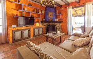 een woonkamer met een bank, een tv en een open haard bij Awesome Home In Mijas With Wifi in Mijas