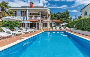 Swimming pool sa o malapit sa Amazing Home In Porec With 2 Bedrooms, Wifi And Outdoor Swimming Pool
