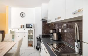 Virtuve vai virtuves zona naktsmītnē Stunning Home In Zemunik Donji With Kitchen