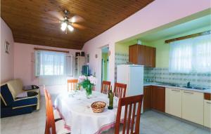 une cuisine avec une table et un chiffon de table blanc dans l'établissement Stunning Home In Poplat With House Sea View, à Vela Luka