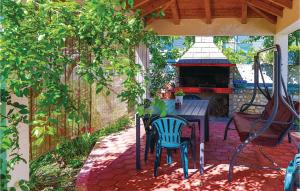 Vonkajšia záhrada v ubytovaní Three-Bedroom Holiday Home Poljica With Sea View 07