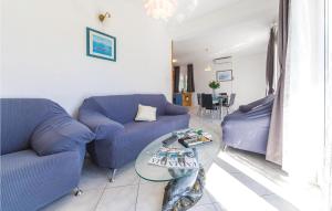 Posedenie v ubytovaní Three-Bedroom Holiday Home Poljica With Sea View 07 + 14 fotografií