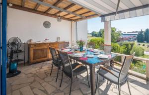 una sala da pranzo con tavolo e sedie su un patio di Lovely Home In Vrsar With Jacuzzi a Vrsar