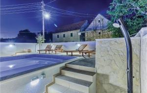 - un bain à remous dans l'arrière-cour la nuit dans l'établissement Amazing Home In Vinovo Gornje With Wifi, à Gornje Utore