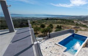 una villa con piscina sul tetto di Nice Home In Prgomet With Kitchen a Plano