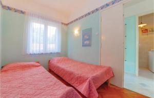 um quarto com 2 camas e uma janela em Stunning Apartment In Kraljevica With 1 Bedrooms And Wifi em Kraljevica