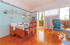 uma sala de jantar com uma mesa e cadeiras num quarto em Stunning Apartment In Kraljevica With 1 Bedrooms And Wifi em Kraljevica
