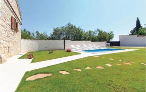 Bazén v ubytovaní Two-Bedroom Holiday Home 0 In Filipana alebo v jeho blízkosti
