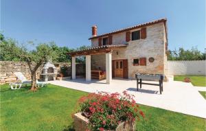 Vonkajšia záhrada v ubytovaní Two-Bedroom Holiday Home 0 In Filipana