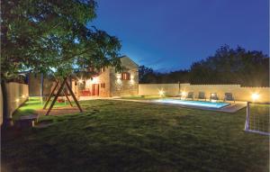 Bazén v ubytovaní Two-Bedroom Holiday Home 0 In Filipana alebo v jeho blízkosti