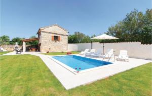 Bazén v ubytovaní Two-Bedroom Holiday Home 0 In Filipana alebo v jeho blízkosti