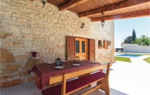 Bazén v ubytovaní Two-Bedroom Holiday Home 0 In Filipana alebo v jeho blízkosti