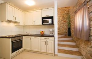 Kuchyňa alebo kuchynka v ubytovaní Two-Bedroom Holiday Home 0 In Filipana