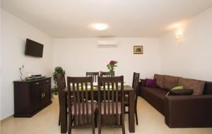 Posedenie v ubytovaní Two-Bedroom Holiday Home 0 In Filipana