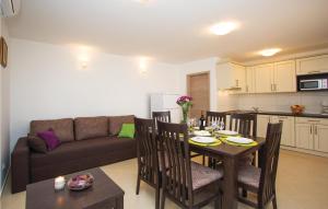 Kuchyňa alebo kuchynka v ubytovaní Two-Bedroom Holiday Home 0 In Filipana