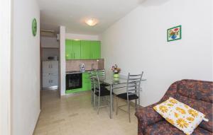 een woonkamer en een keuken met een tafel en een bank bij Beautiful Apartment In Rogoznica With Wifi in Rogoznica