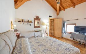 A bed or beds in a room at Stunning Home In Castello Tesino With Kitchen