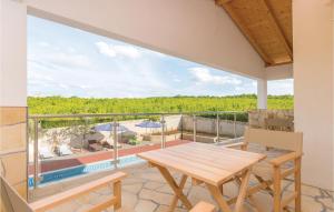 Výhled na bazén z ubytování Lovely Home In Bilisane With House A Panoramic View nebo okolí