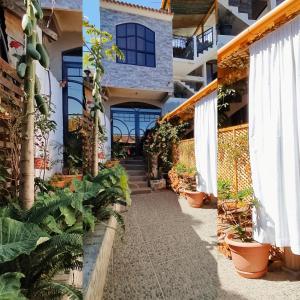 una casa con plantas y una pasarela en Hotel Posada Belén, en San Juan La Laguna