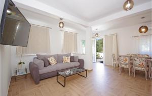 ein Wohnzimmer mit einem Sofa und einem Tisch in der Unterkunft Awesome Home In Drvenik With Wifi in Drvenik