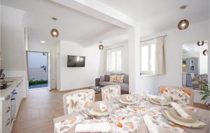 kuchnia i jadalnia ze stołem i krzesłami w obiekcie Awesome Home In Drvenik With Wifi w Drveniku