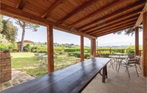 Gualdo CattaneoにあるResidenza Del Marcheseの田園の景色を望むパティオ(木製テーブル付)