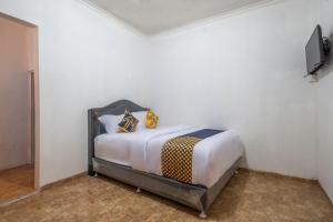 En eller flere senge i et værelse på OYO Life 2412 Mandala Residence