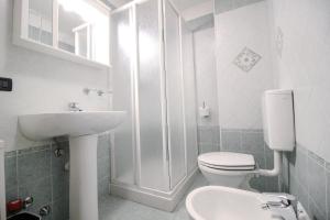 bagno bianco con servizi igienici e lavandino di Residence Aquila - Mono Chamousira a Brusson