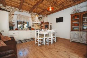 TV a/nebo společenská místnost v ubytování Holiday house Šokotini dvori