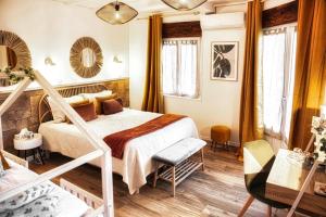 Postel nebo postele na pokoji v ubytování HOTEL DES DAUPHINS