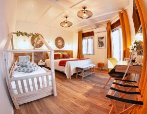 Postel nebo postele na pokoji v ubytování HOTEL DES DAUPHINS