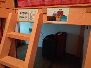 Letto o letti a castello in una camera di Holiday House Ryukyu-an "MUSIC HOSTEL"