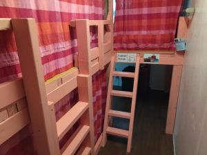 Letto o letti a castello in una camera di Holiday House Ryukyu-an "MUSIC HOSTEL"