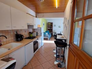 eine Küche mit einer Spüle und einer Arbeitsplatte in der Unterkunft Gîte Velle-sur-Moselle, 3 pièces, 5 personnes - FR-1-584-164 in Velle-sur-Moselle