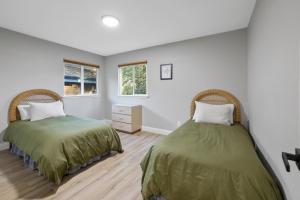 A bed or beds in a room at Wanderlust Cambria Seaside Village