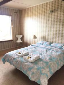 um quarto com uma cama com duas toalhas em YOLO- Beach-house views, near penguins, nbn! em Ventnor