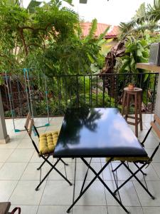 une table et des chaises assises sur une terrasse dans l'établissement Spacieux Appartement T1 bis Mamoudzou hyper centre, à Mamoudzou