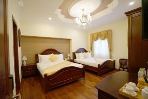 Giường trong phòng chung tại Dream Luxury Hotel