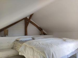 En eller flere senge i et værelse på La Hotte des écureuils