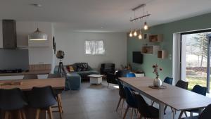 een keuken en een woonkamer met een tafel en stoelen bij Villa d'Olt in Saint-Géry