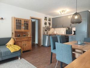 eine Küche und ein Esszimmer mit Tisch und Stühlen in der Unterkunft MottHof in Lermoos
