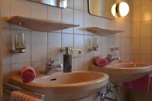 A bathroom at Landhaus St. Georg