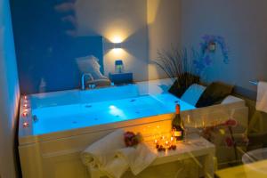 ETNEA 208 LUXURY JACUZZI SUITE Catania内部或周边的泳池