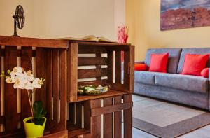 sala de estar con sofá y mesa de madera en Lovely & bright Bogatell beach apartment, en Barcelona
