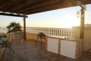 Un balcón o terraza de Villa El Palomar Azul with pool and sea view