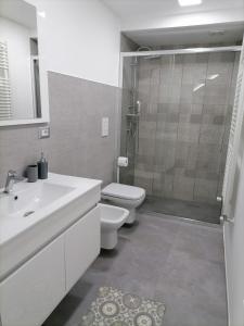 e bagno con doccia, servizi igienici e lavandino. di Darsena Apartments a Molfetta