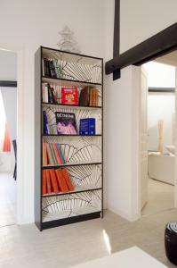 libreria nera in una stanza con libri di L'Atrium a Béthune