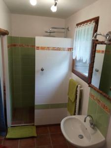 Et badeværelse på Paysannerie des Versanes - Chambres et gîte