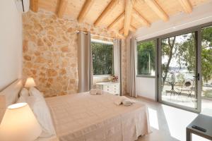 Ένα ή περισσότερα κρεβάτια σε δωμάτιο στο Marina Vista Luxury Studio suites Beach front