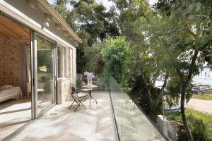 Vonkajšia záhrada v ubytovaní Marina Vista Luxury Studio suites Beach front